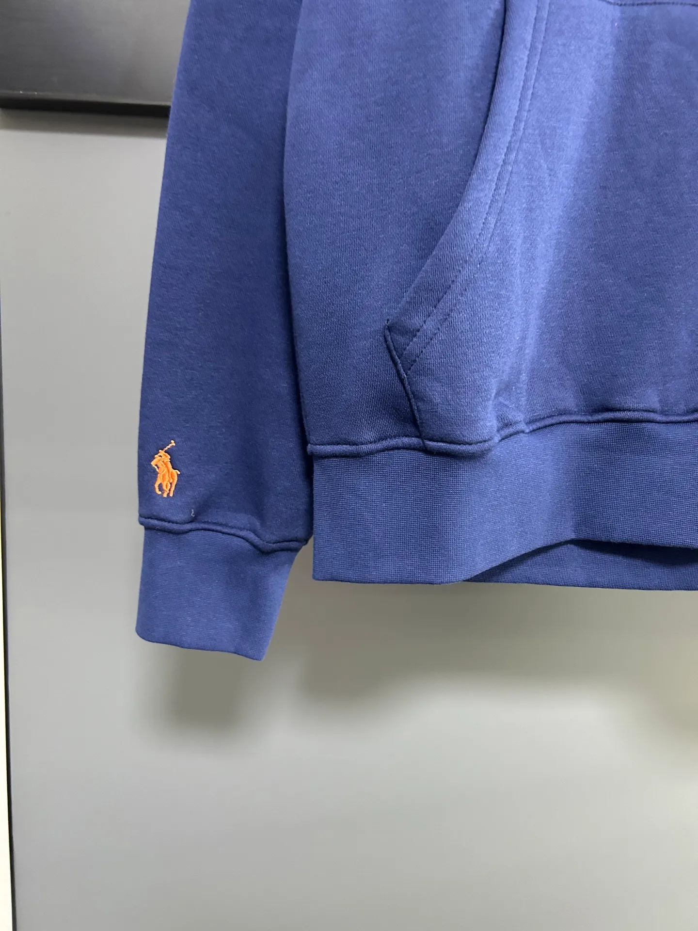 P230 𝗥𝗮𝗹𝗽𝗵 𝗟𝗮𝘂𝗿𝗲𝗻/Ralph Lauren🐎Towel embroidered hooded sweatshirt 380g Expo velvet hooded sweatshirt High-end official original one-to-one replica - customized original fabrics, accessories, hang tags, collar labels, and packaging are all made according to the original version to distinguish the cheap and wrong versions on the market This hooded sweatshirt is decorated with the simple style that represents Ralph Lauren and is paired with the classic Polo towel embroidery pattern, which is three-dimensional and full! The solid color fabric paired with exquisite embroidery instantly sets it off! Hooded sports design, loose and casual fit! The overall texture is very strong! Through the pictures, we can feel the thickness and texture of custom-woven and dyed threads. The workmanship is exquisite. They are shipped from major foreign trade factories. They are all made by masters with many years of experience. Everything is of high standards and requirements! Simple and versatile style ~ super delicate and soft, close to the body without being tied, all fabrics and accessories are original custom-made and of high quality! Perfectly reflects the brand’s sense of superiority! Standard cut, comfortable stretch, unrestricted movement! Highly practical, high-end and classy! Versatile style ~ can be paired with jeans or jogging pants. Ideal for transitioning from your morning commute to weekend events!  Color: Gray Blue Size: S-2XL